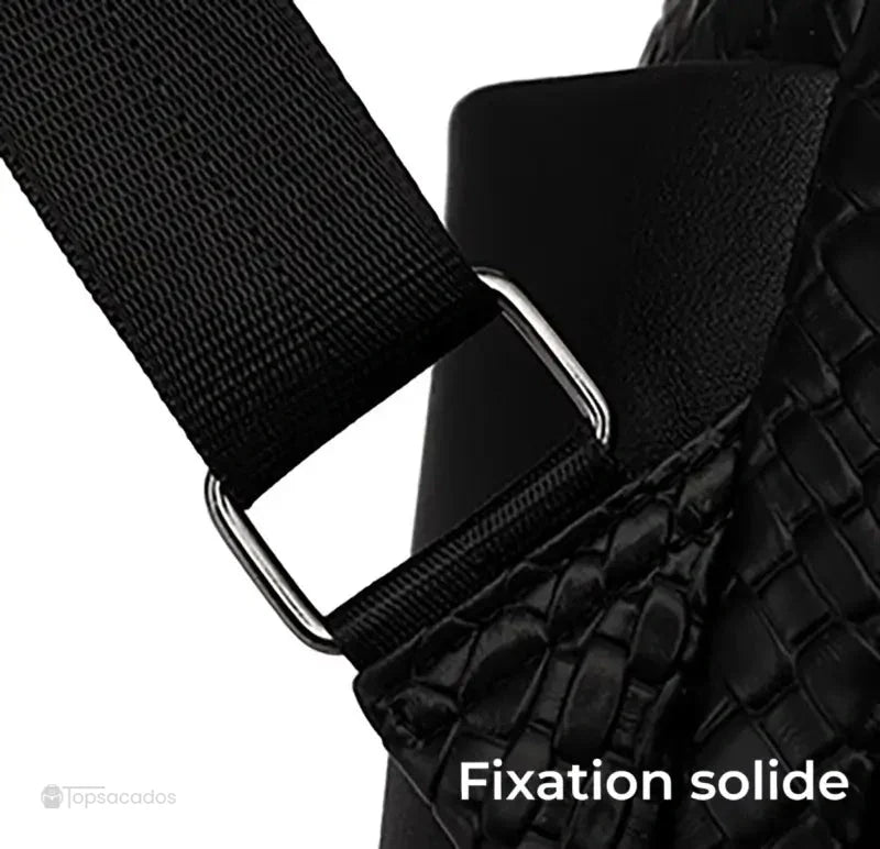 Sac à dos femme noir avec fixation solide des bretelles par boucle métallique, garantissant une excellente tenue et durabilité.