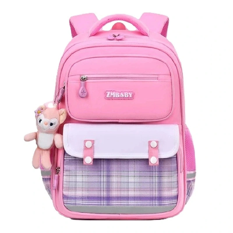 Sac à dos fille ce1 rose avec peluche suspendue et grandes poches à rabat, fond blanc