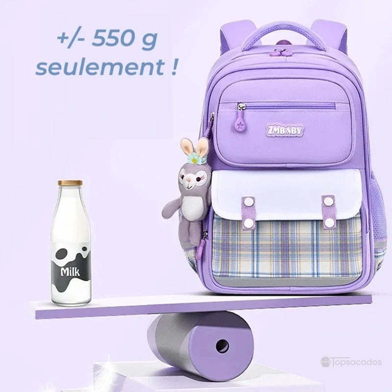 Sac à dos fille ce1 ultra léger pesant environ 550 g, en équilibre avec une bouteille de lait sur une planche