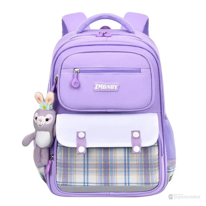 Sac à dos fille ce1 violet présenté de face sur fond blanc, avec peluche accrochée à la fermeture