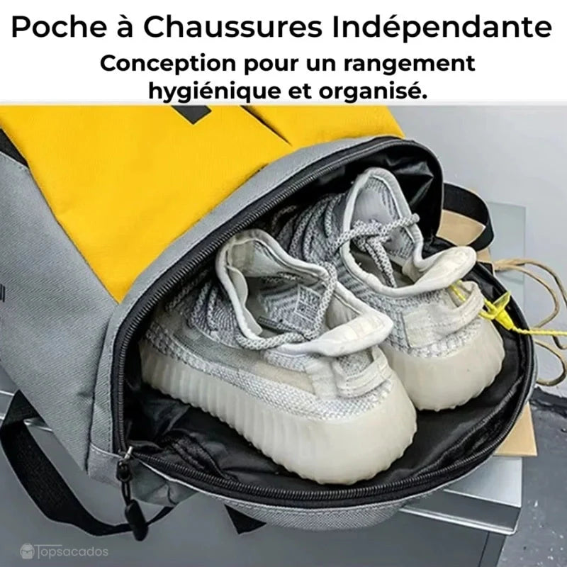 Sac à dos foot avec compartiment indépendant pour chaussures, ouvert sur une paire de baskets blanches.