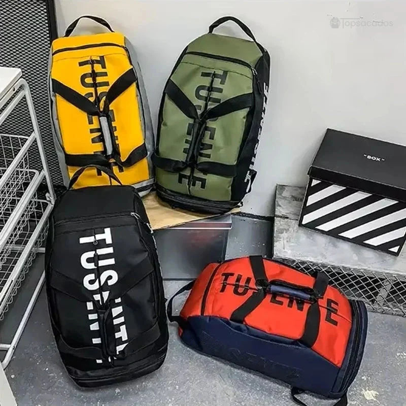 Sac à dos foot décliné en quatre couleurs différentes posé sur le sol, ambiance intérieure moderne.