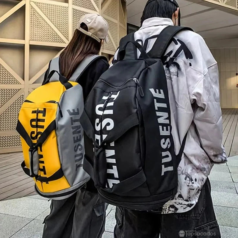 Sac à dos foot porté par deux personnes, un en noir et un en jaune, dans un environnement urbain moderne.