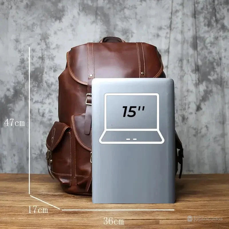 Sac à dos homme cuir brun foncé avec un ordinateur 15 pouces devant et dimensions indiquées