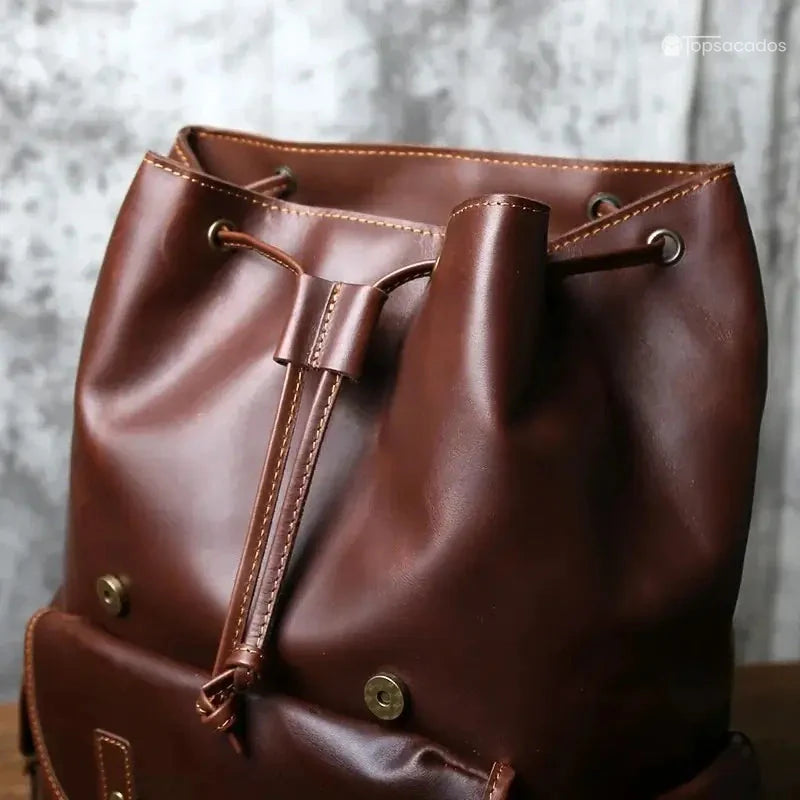 Sac à dos homme cuir brun foncé avec fermeture à lacet vue de près en haut du sac