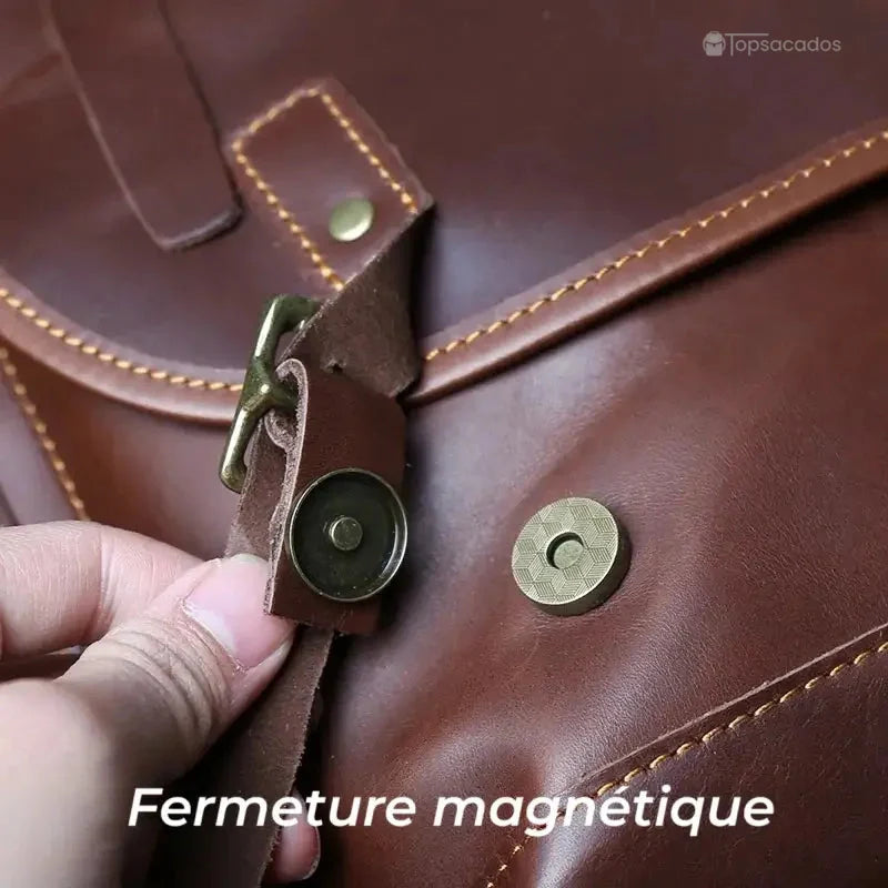 Sac à dos homme cuir brun foncé avec zoom sur fermeture magnétique en métal doré