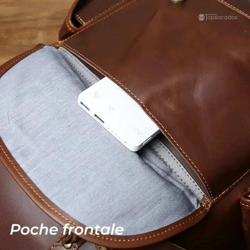 Sac à dos homme cuir brun foncé avec une poche frontale contenant un accessoire électronique