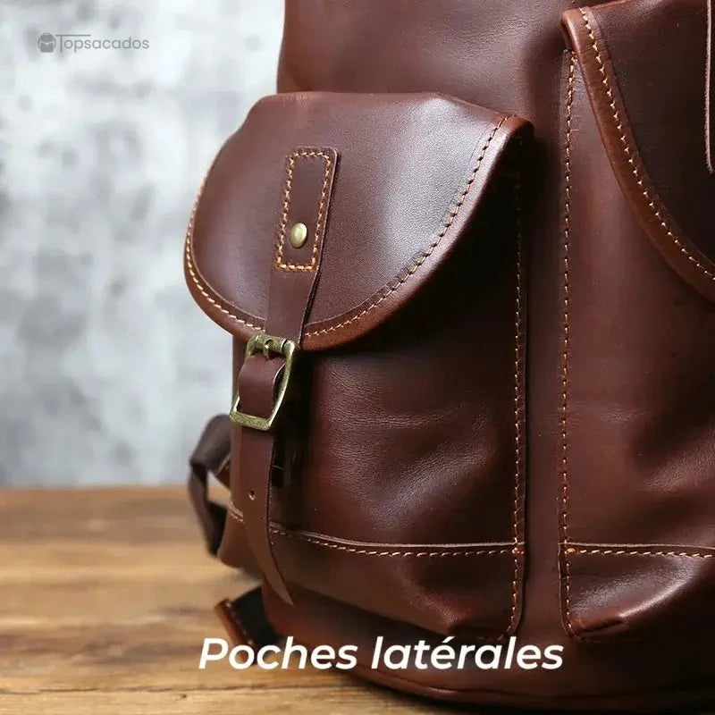 Sac à dos homme cuir brun foncé avec une poche latérale fermée par boucle métallique