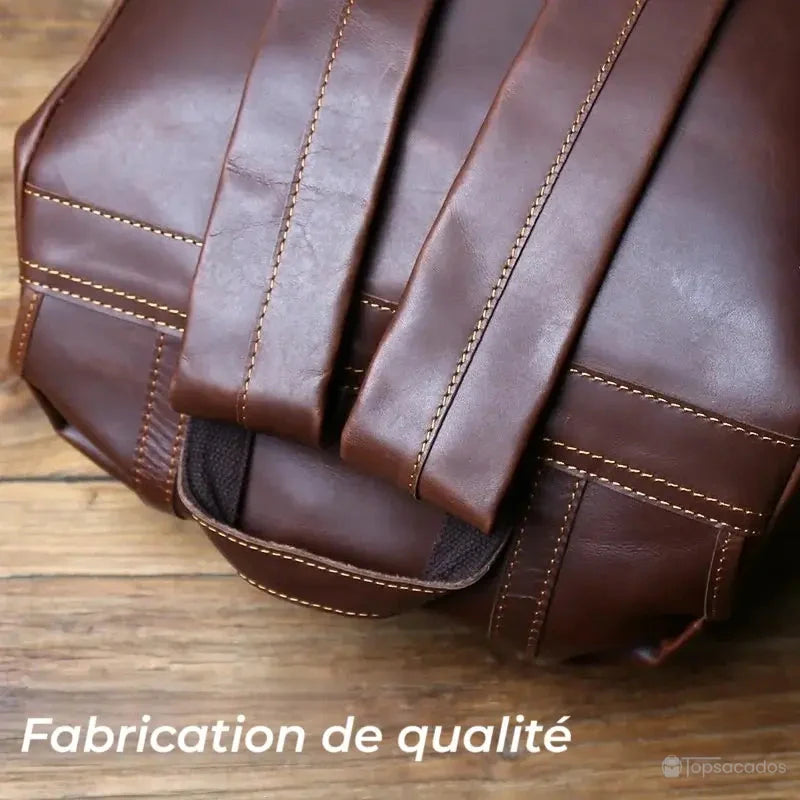 Sac à dos homme cuir brun foncé avec zoom sur les bretelles rembourrées et couture de qualité