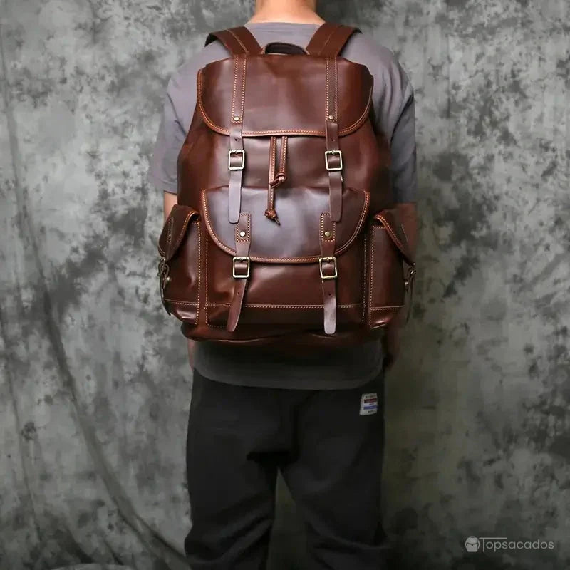 Sac à dos homme cuir brun foncé porté sur le dos vu de face avec tenue décontractée