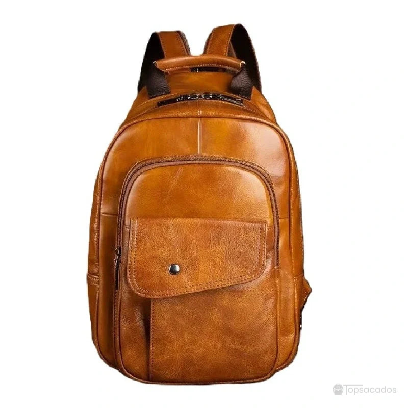 Sac à dos homme cuir de vachette marron clair vue de face avec grande poche frontale et finitions soignées, sur fond blanc.