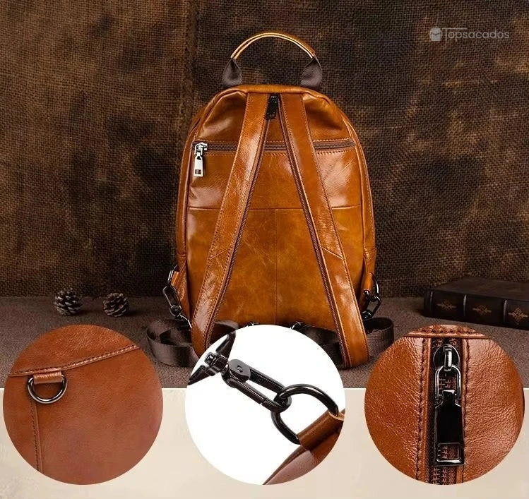 Sac à dos homme cuir de vachette vu de dos avec zoom sur détails des attaches, mousquetons et fermeture arrière, sur fond en toile marron.