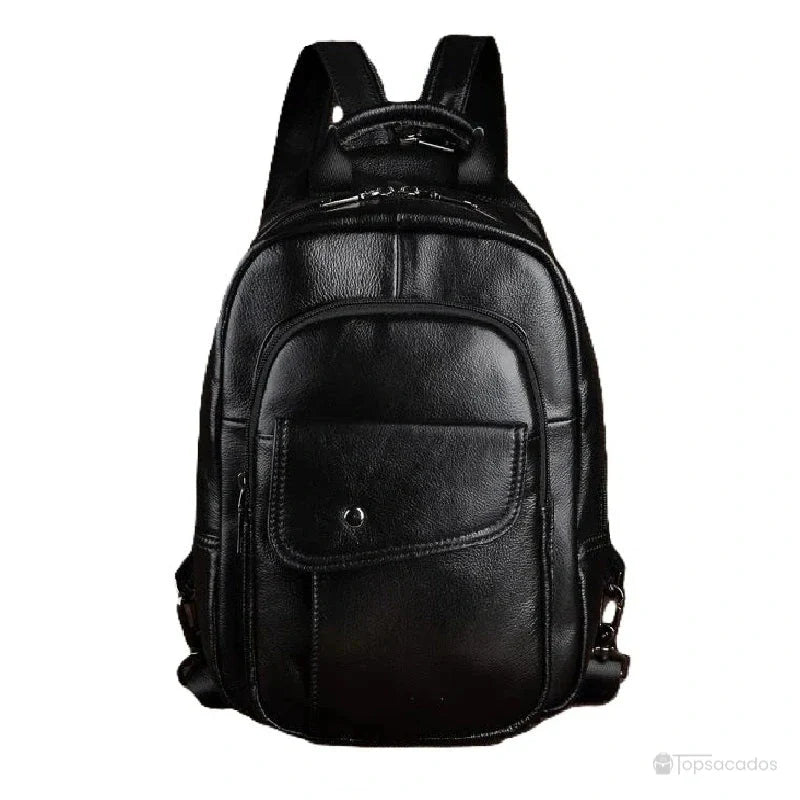 Sac à dos homme cuir de vachette noir brillant vu de face avec grande poche à bouton pression et bretelles ajustables, sur fond blanc.