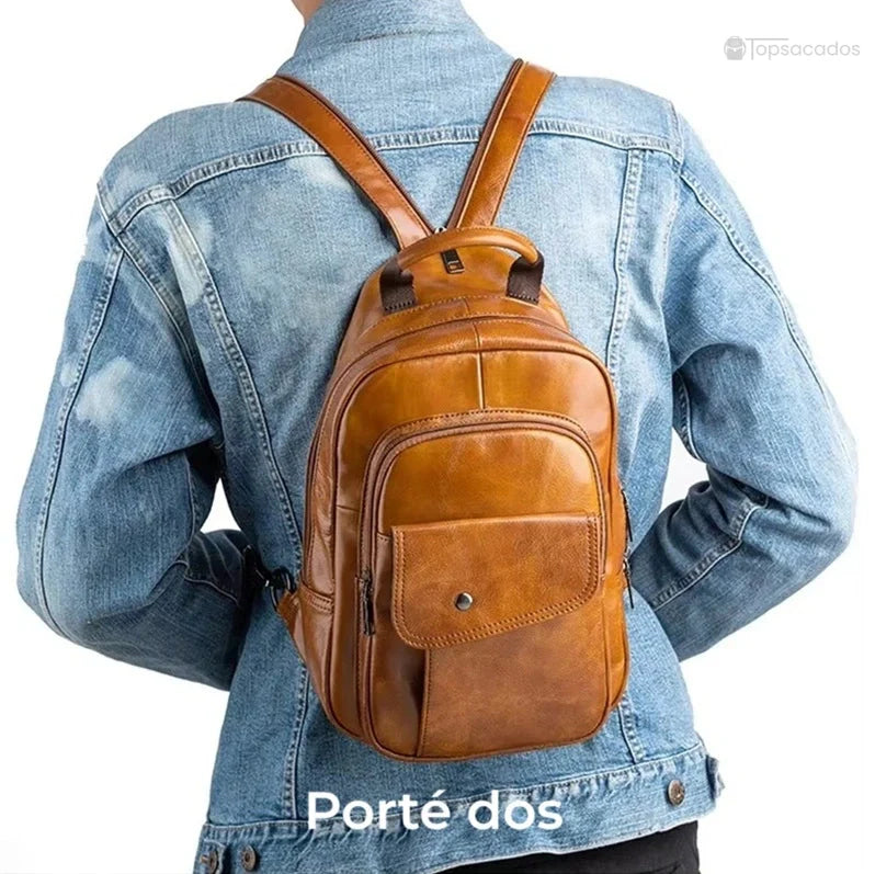 Sac à dos homme cuir de vachette porté dans le dos sur une veste en jean clair, démonstration de confort et d'ajustement, sur fond blanc.