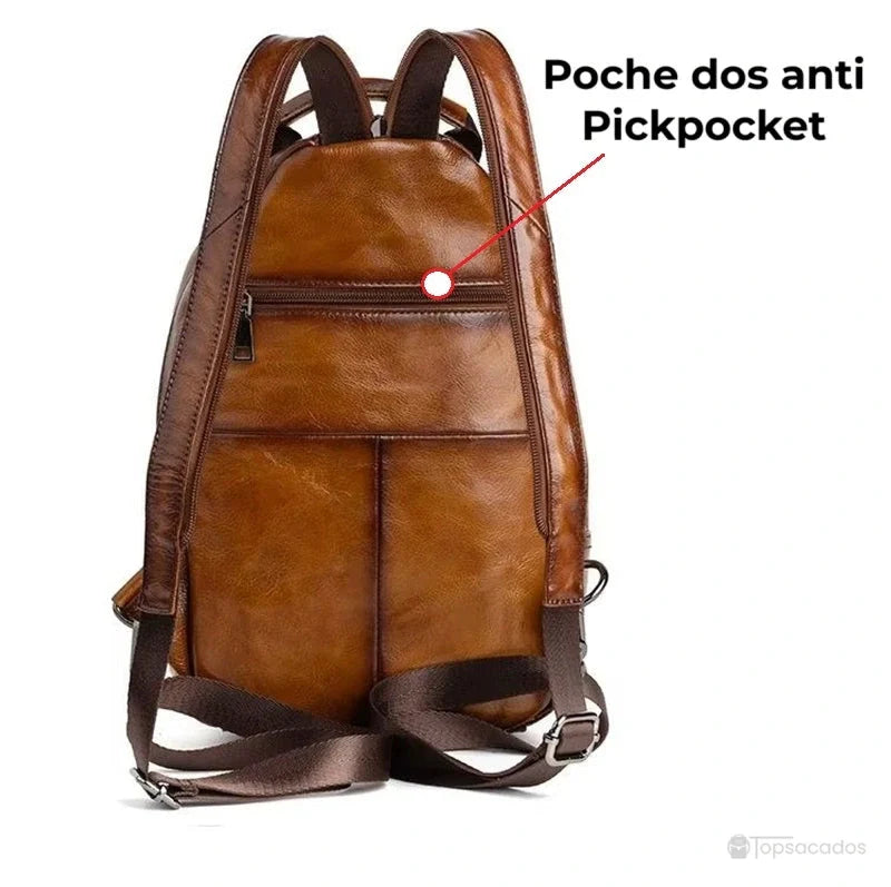 Sac à dos homme cuir de vachette vu de dos avec poche arrière zippée anti-pickpocket, sangles ajustables posées sur fond blanc.