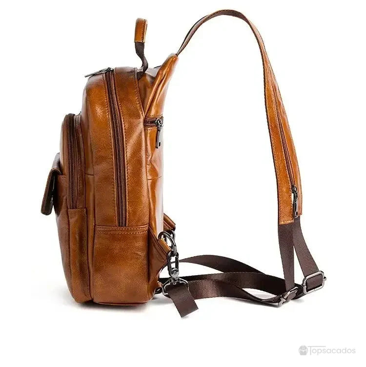 Sac à dos homme cuir de vachette marron vu de profil, mettant en avant la finesse et la disposition des poches, sur fond blanc.