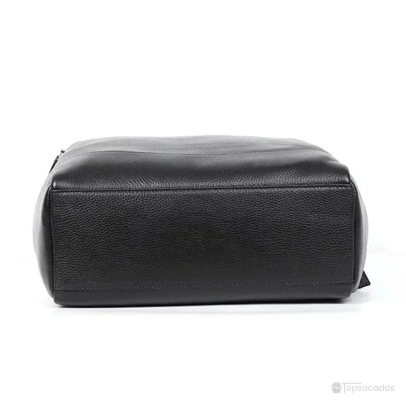 Sac à dos homme cuir - vue du dessous du sac montrant la base rectangulaire renforcée et les coutures visibles sur cuir noir grainé.
