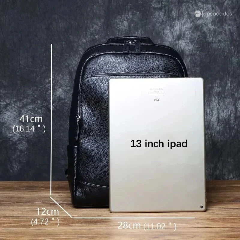 Sac à dos homme cuir - présentation du sac noir avec un iPad 13 pouces et dimensions affichées en centimètres, placé sur un bureau en bois avec fond sombre.