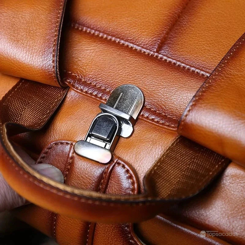 Sac à dos homme cuir marron gros plan sur la fermeture métallique solide, illustrant la finition haut de gamme du cuir et des coutures.