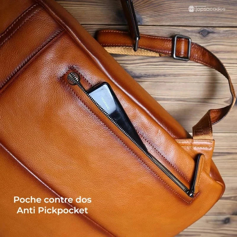 Sac à dos homme cuir marron poche arrière zippée avec téléphone visible, fonction antivol pour plus de sécurité en déplacement.