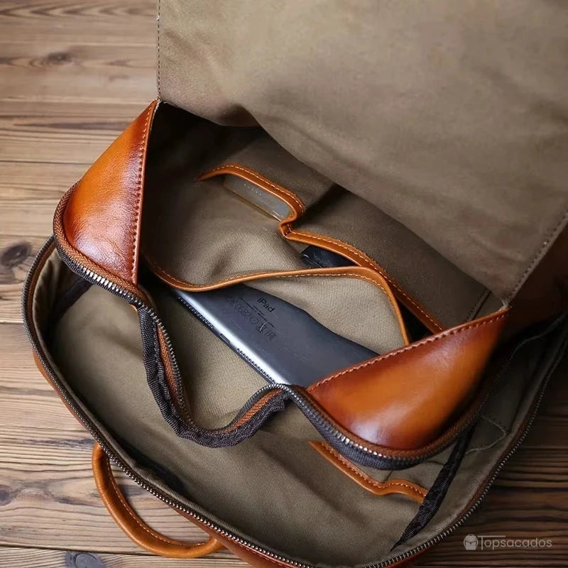 Sac à dos homme cuir marron compartiment avant intérieur, conçu pour transporter tablette ou accessoires, tissu intérieur résistant.
