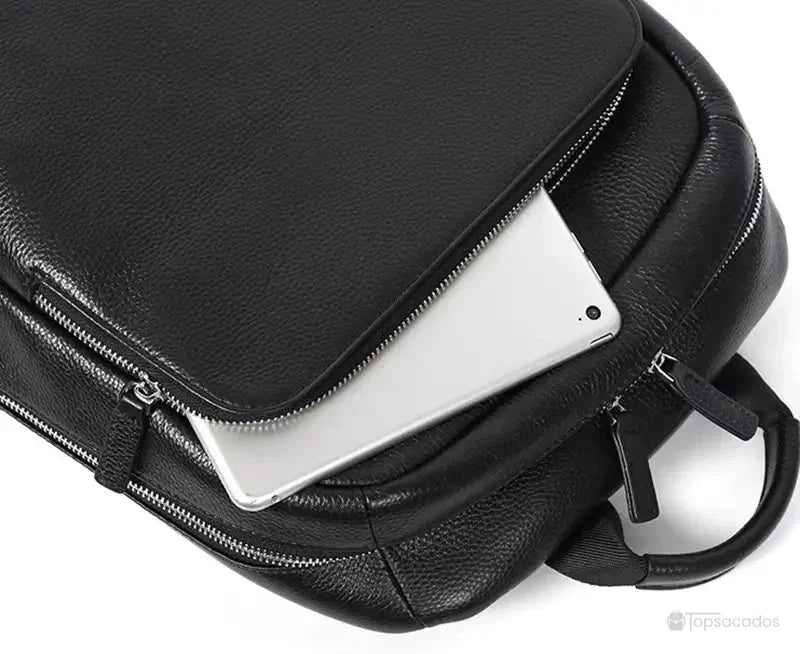 Sac à dos homme cuir - compartiment avant avec une tablette en partie insérée, illustrant l’ouverture facile et l’espace de rangement pratique.
