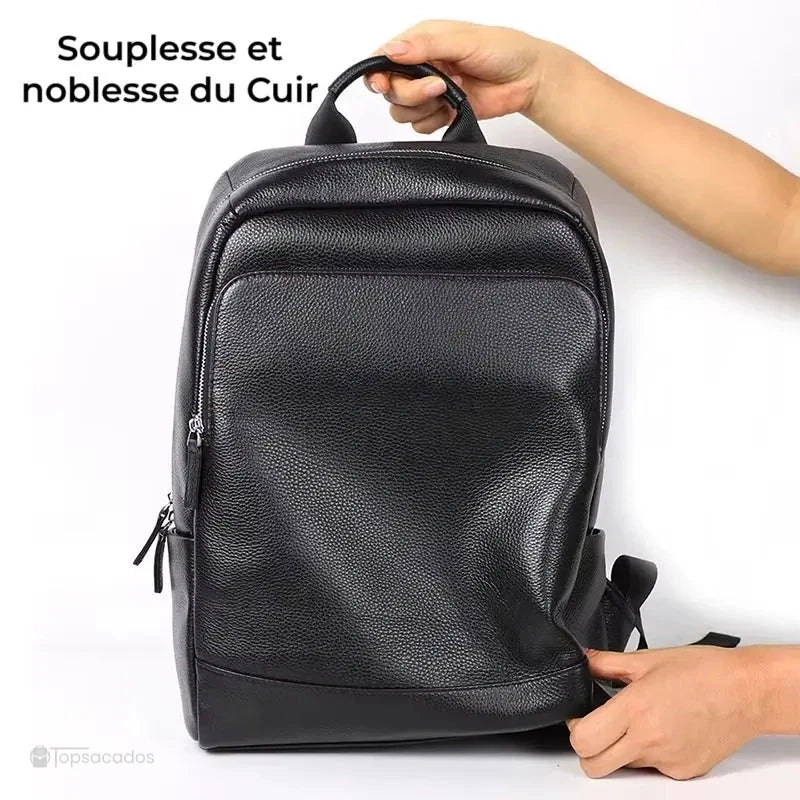 Sac à dos homme cuir - démonstration de la souplesse du cuir grainé par deux mains qui pressent la matière souple.