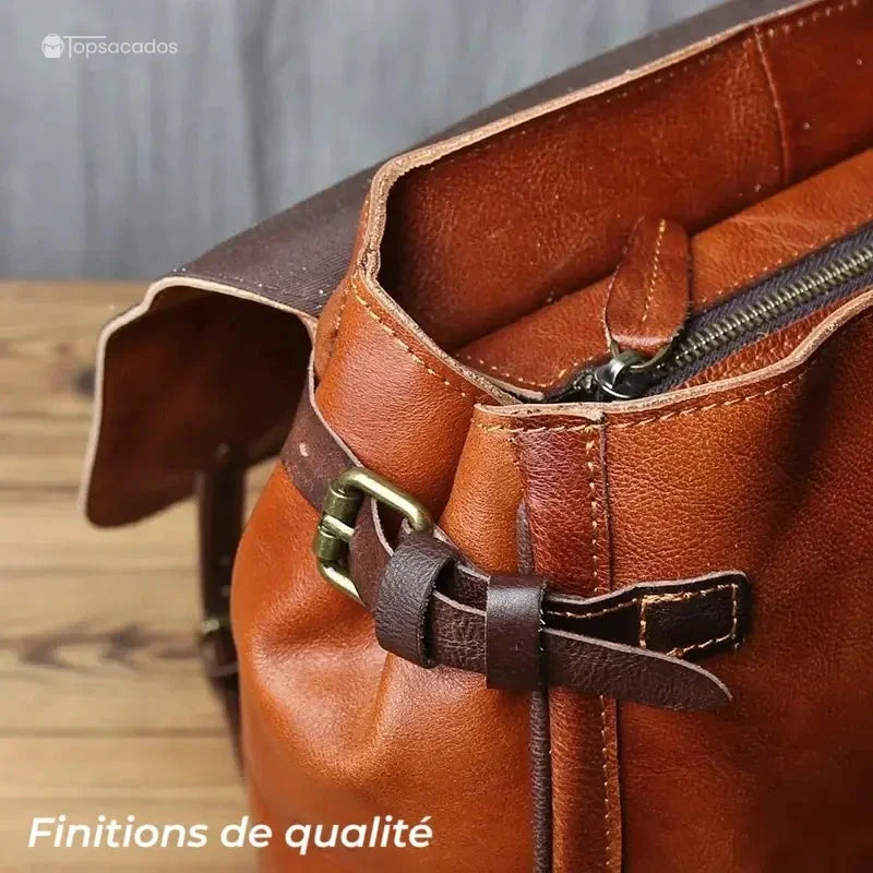 Sac à dos homme cuir vintage avec zoom sur les coutures renforcées et la boucle en métal doré, mettant en avant la qualité des finitions.
