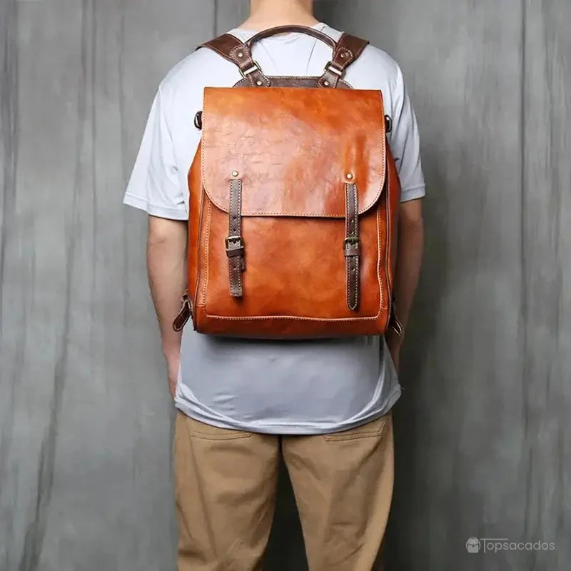Sac à dos homme cuir vintage porté par un homme vu de dos, mettant en évidence la taille et le maintien confortable sur le dos.