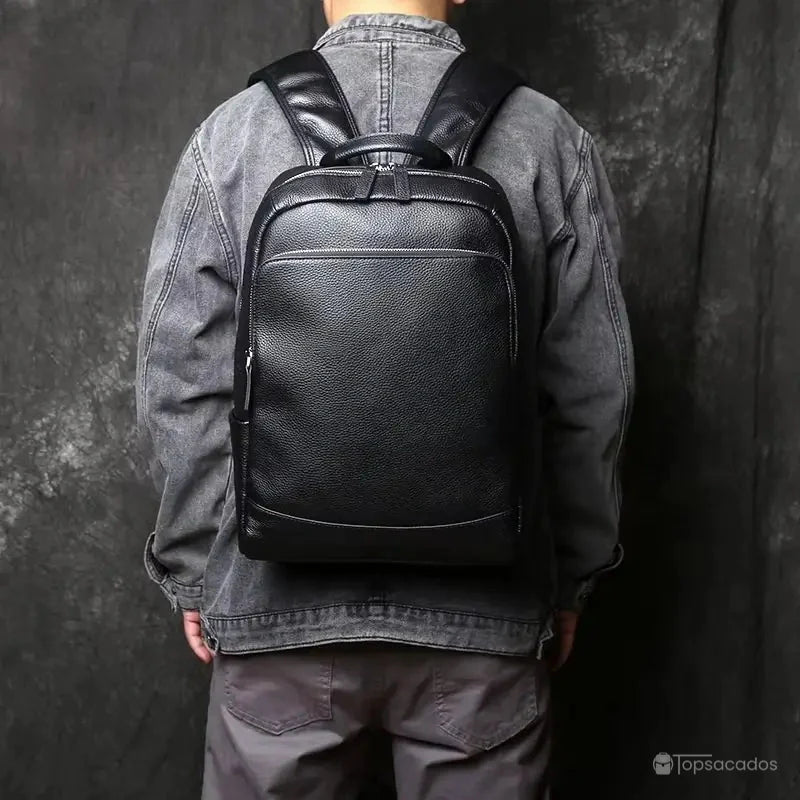 Sac à dos homme cuir - porté sur le dos d’un homme en veste grise, illustrant la taille, le confort et l’allure élégante en situation.