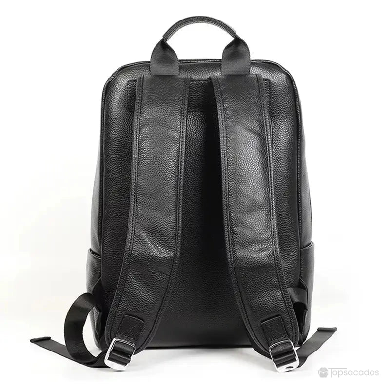 Sac à dos homme cuir - vue arrière montrant les deux bretelles épaisses ajustables et la poignée centrale, sur fond blanc.