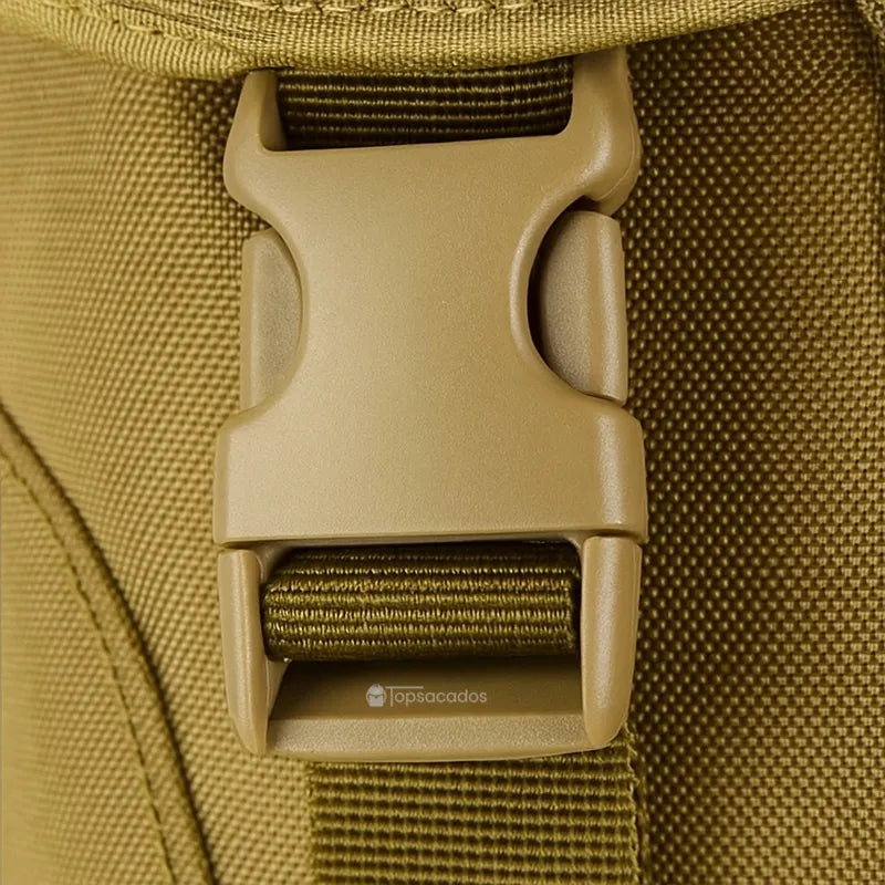 Sac à dos homme voyage gros plan sur boucle en plastique résistante, système de fermeture sécurisé pour les activités nomades
