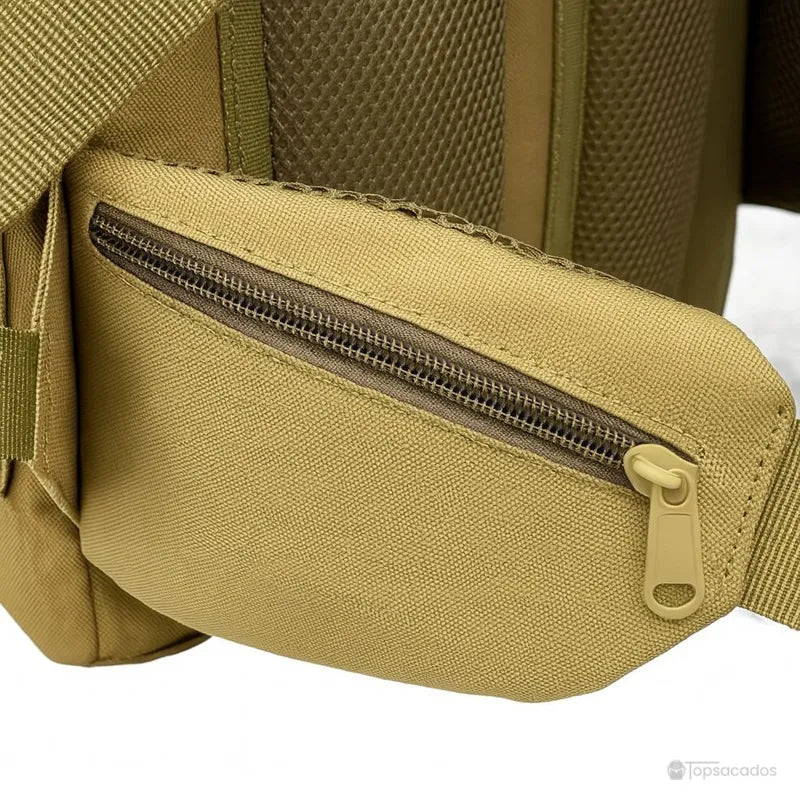 Sac à dos homme voyage gros plan sur la poche de ceinture, idéale pour les petits objets accessibles rapidement