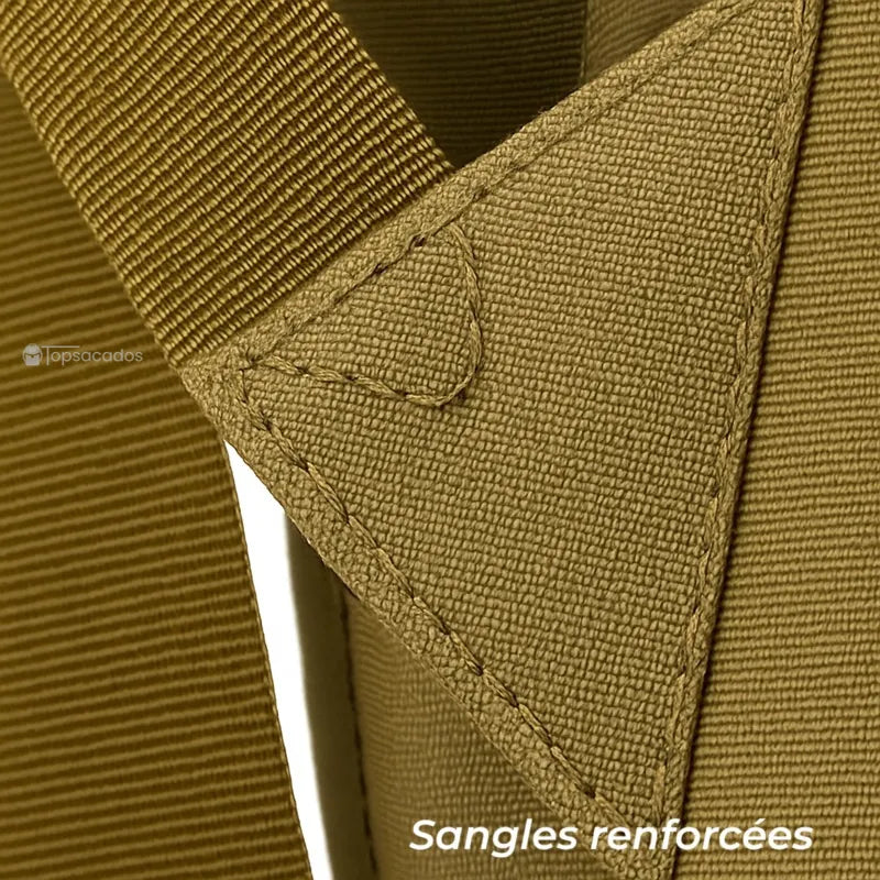 Sac à dos homme voyage gros plan sur couture renforcée de sangle, gage de solidité pour les longues marches