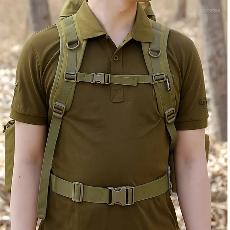 Sac à dos homme voyage porté en forêt sur chemise kaki, harnais pectoral et ceinture abdominale bien visibles