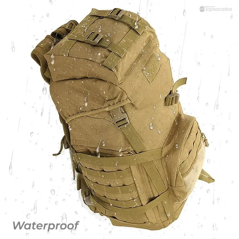 Sac à dos homme voyage résistant à la pluie, tissu waterproof beige illustré sous une averse pour protection maximale en extérieur