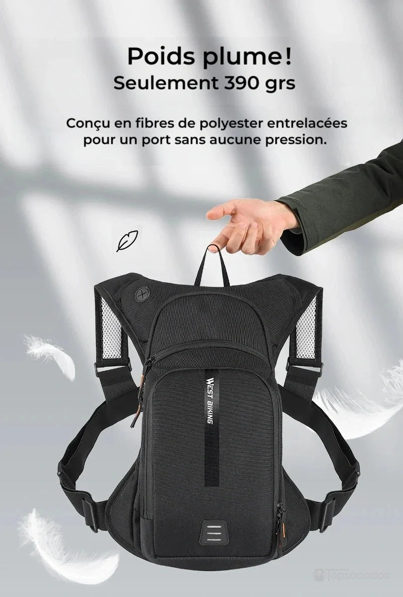 sac à dos hydratation 2 litres ultra léger de 390 grammes, suspendu par une main, illustré avec des plumes pour montrer sa légÚreté