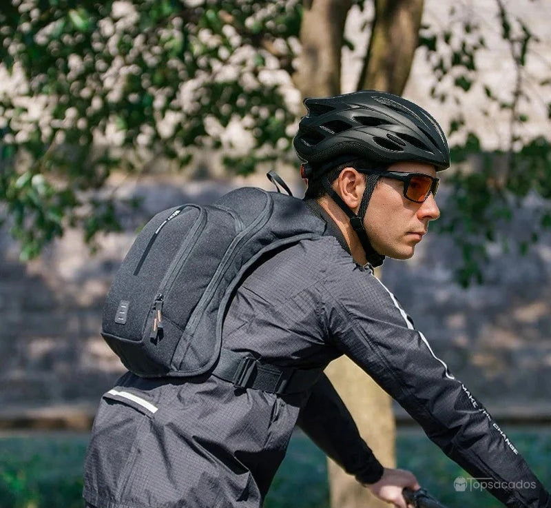 sac Ă dos hydratation 2 litres utilisĂ© par un cycliste en mouvement, dans un environnement naturel boisĂ©, illustrant le maintien stable pendant lâeffort