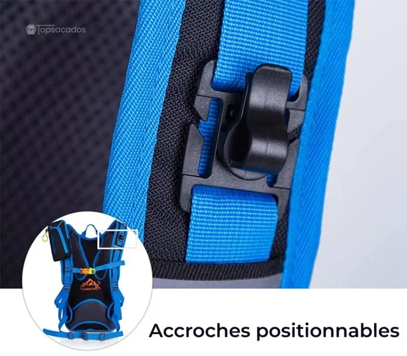 sac à dos hydratation avec accroches positionnables sur les bretelles pour accessoires, gros plan sur la fixation en plastique
