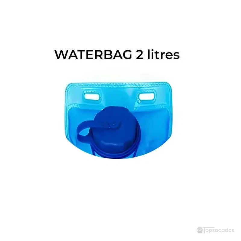 sac à dos hydratation avec poche à eau amovible de 2 litres, zoom sur le réservoir bleu transparent