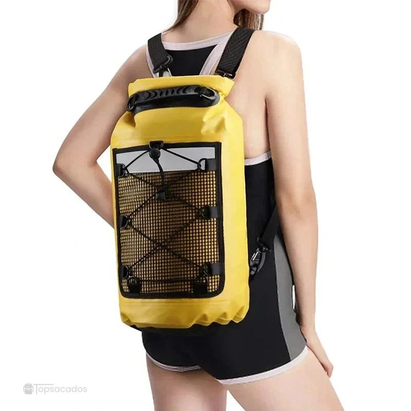 Sac à dos imperméable porté par une femme en maillot de bain, illustrant sa légèreté et sa compacité pour les activités nautiques.