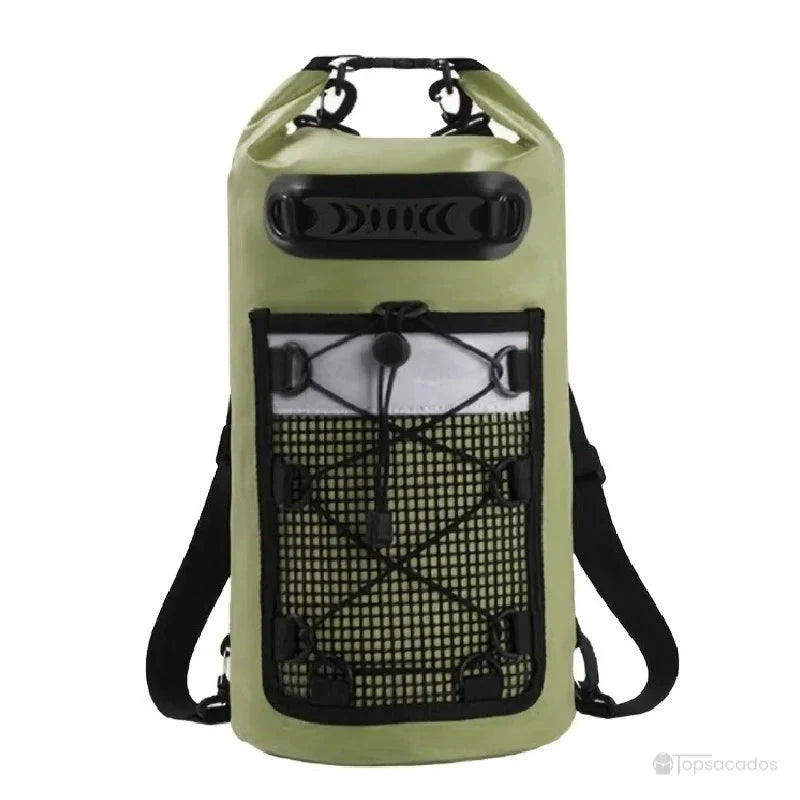 Sac à dos imperméable vert avec filet avant et fermeture enroulable, idéal pour les aventures en extérieur.