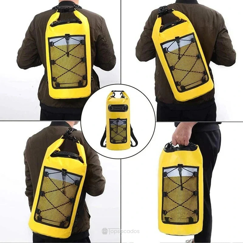 Sac à dos imperméable jaune porté de différentes manières par un homme, en bandoulière, à la main et sur le dos.