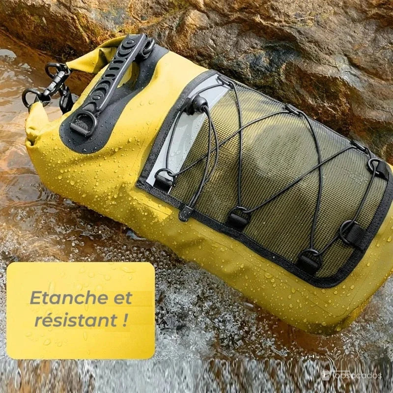 Sac à dos imperméable jaune posé dans un ruisseau sur des rochers, recouvert de gouttes d’eau avec encart 'Étanche et résistant'.