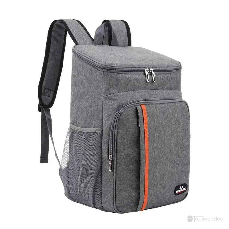Sac à dos isotherme repas gris clair avec bande orange verticale, poche frontale large, poches en filet sur les côtés, vu de trois quarts sur fond neutre.