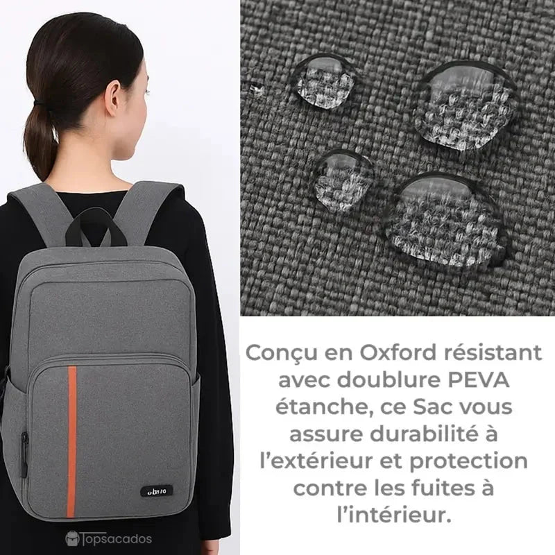 Sac à dos isotherme repas porté sur le dos par une femme de dos, avec un zoom sur tissu Oxford gris foncé déperlant avec gouttes d’eau visibles.