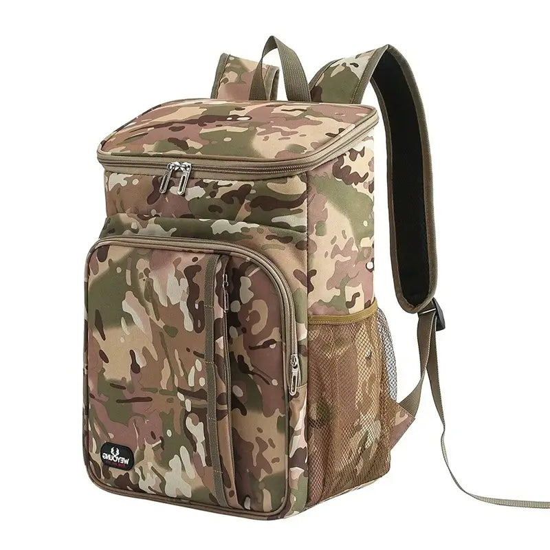 Sac à dos isotherme repas camouflage militaire vu de trois quarts, avec poches zippées, filets latéraux et bretelles réglables, posé sur fond blanc.