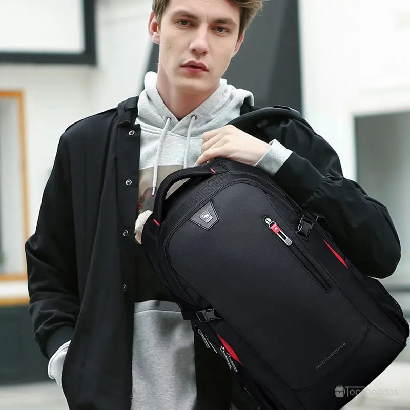 sac a dos lycee garcon noir porté par un adolescent en tenue décontractée, illustrant un usage quotidien urbain