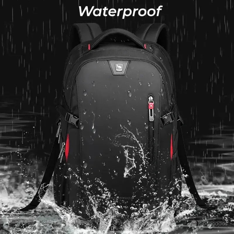 sac a dos lycee garcon noir sous la pluie avec effet waterproof visible, prouvant sa résistance à l’eau en conditions extrêmes