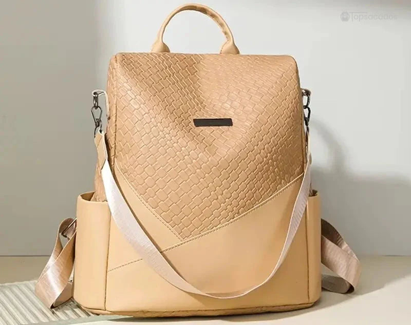Sac à dos marron Femme en version beige clair, placé en intérieur sur fond clair, avec effet de lumière douce latérale.